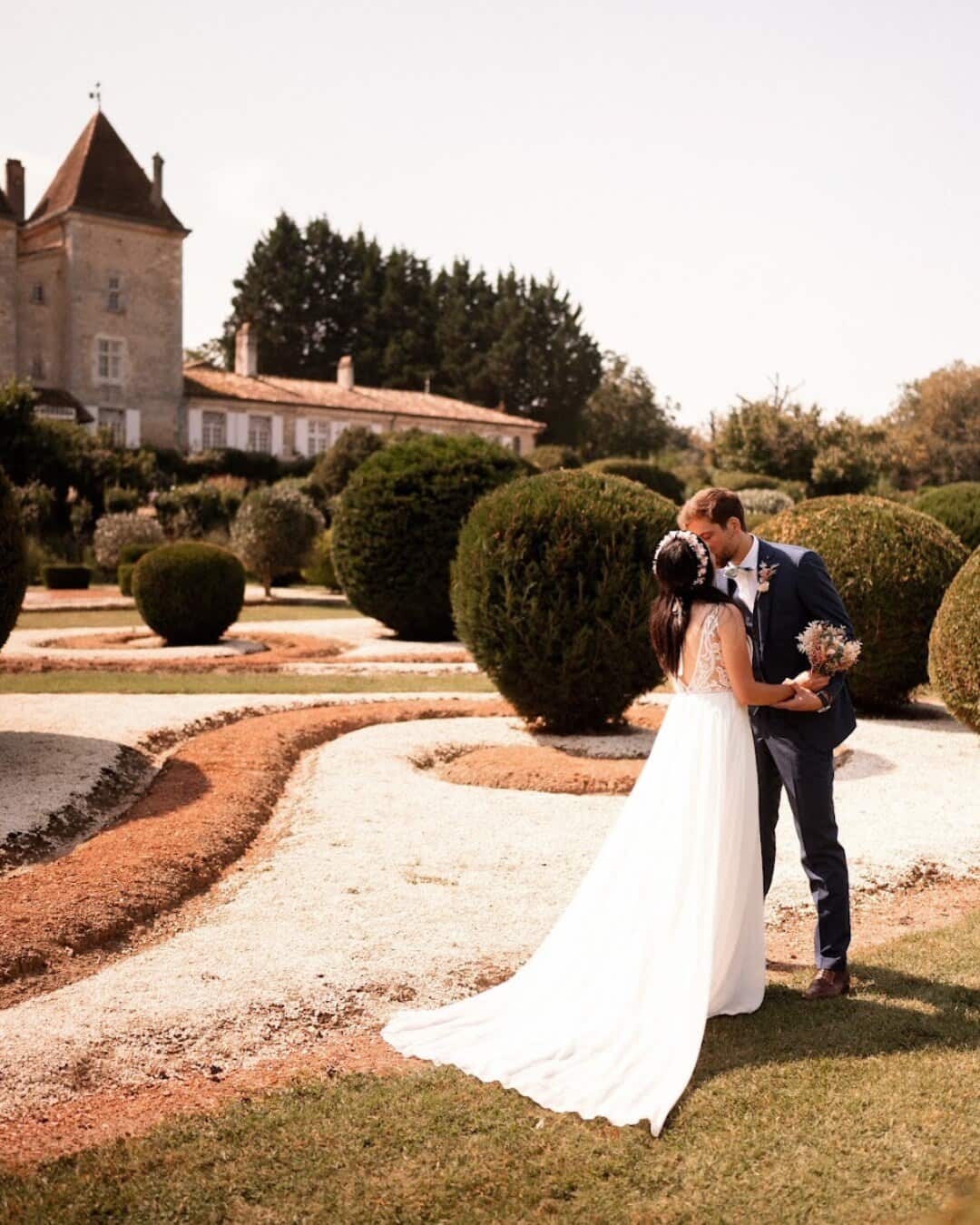 Mariés dans les jardins à la française du château