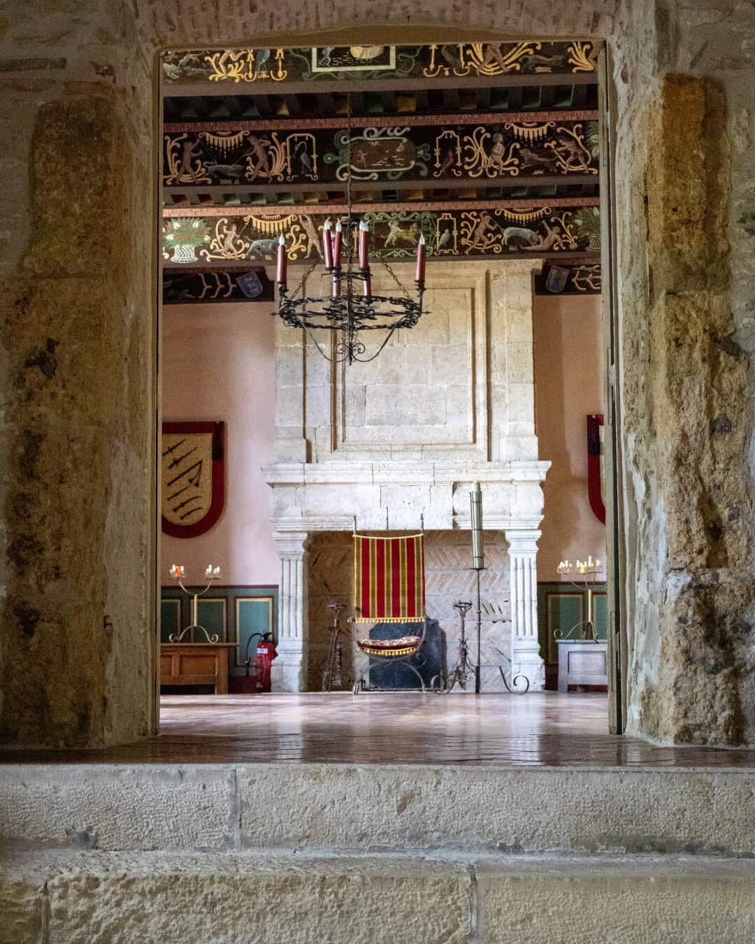 Salle des gardes et plafond peint du Château de Malvirade
